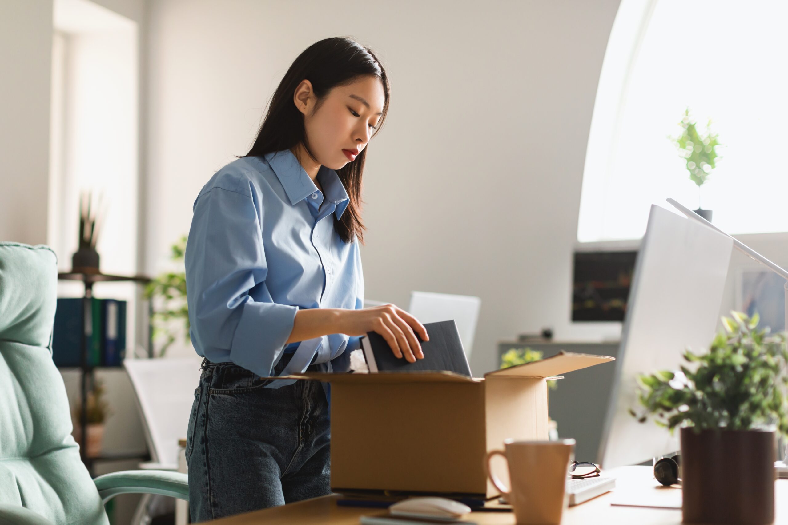 Free legal advice on making redundancies - woman packing box